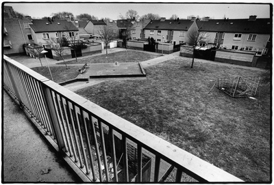 351000 Gezicht in het binnenterrein tussen de huizen aan de Van der Marckstraat en de Sonoystraat te Utrecht.